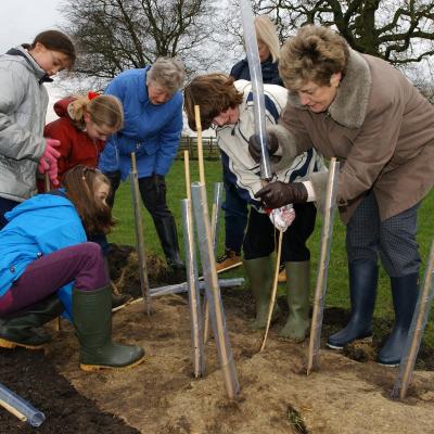 WI assisting kids hedge planting